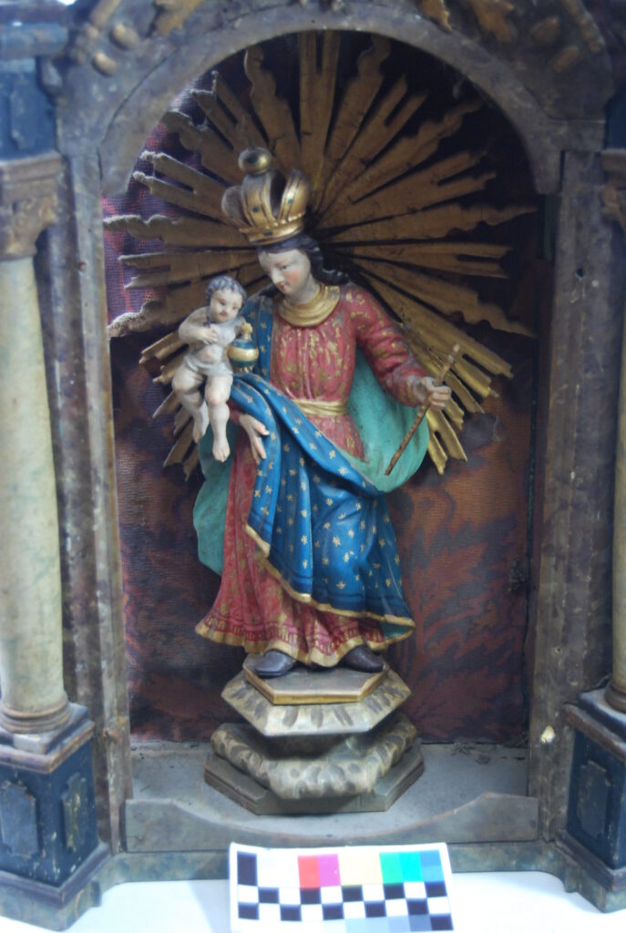 Vor der Konservierung Restaurierung -Untersuchung Barocker Marienaltar 1704 datiert.